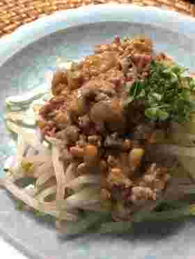 水色の皿に乗った納豆肉みそあんかけ