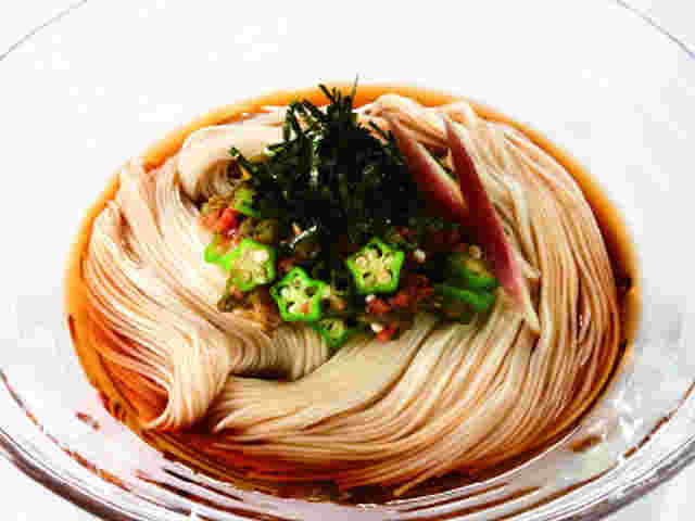 オクラとみょうがのそうめんがガラスの器に盛られている様子