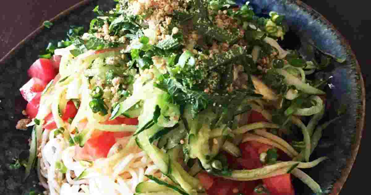 みょうがとそうめんを使った料理が大皿に盛られている様子