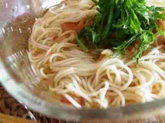 みょうがを使ったそうめんがガラスの器に盛られている様子