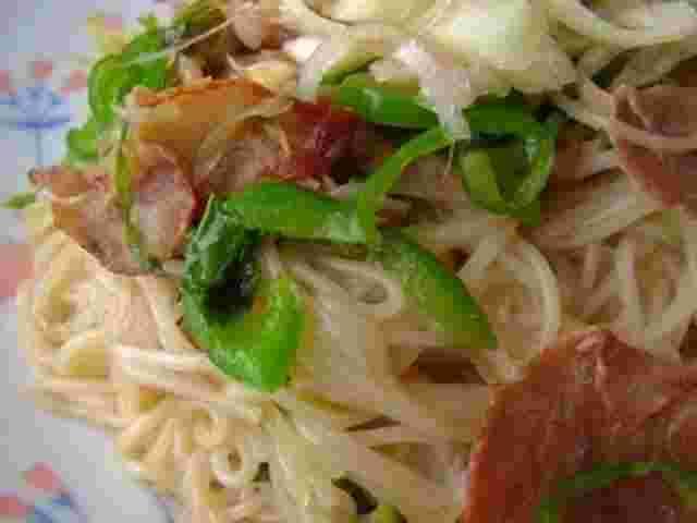 みょうがとピーマンのそうめんチャンプルーがお皿に盛られている様子