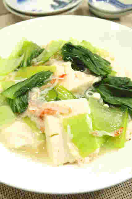 器に盛りつけられたチンゲン菜とカニカマで豆腐の崩し煮