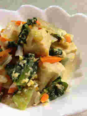 器に盛りつけられたチンゲン菜入り高野豆腐と野菜の煮物