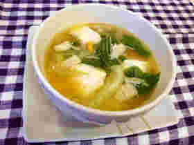 器に盛りつけられた豆腐とチンゲン菜のキムチスープ