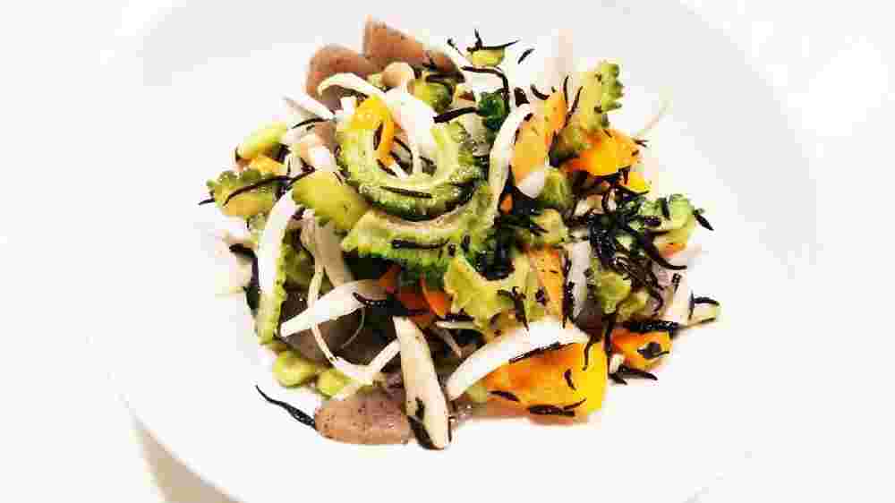 こんにゃくと切り干し大根、夏野菜、ひじきのごまだれサラダ