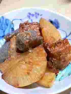 こんにゃく、さつま揚げ、大根を炒めたきんぴらにおかかを和えたもの