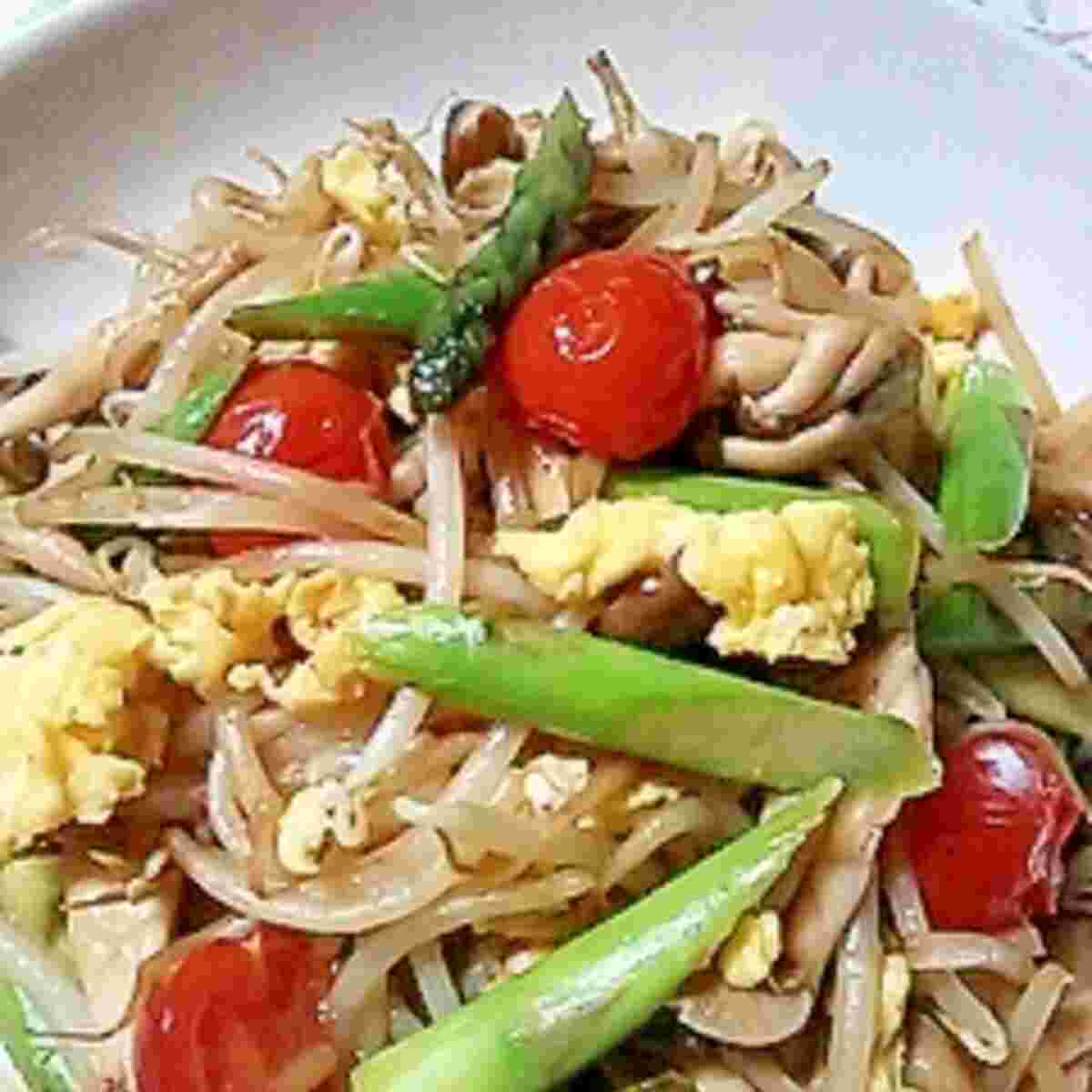 カラフルで食欲をそそるマヨネーズ味のもやしとアスパラ炒め 