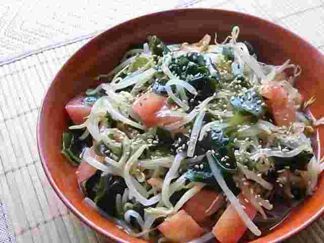 わかめを加えた栄養満点のもやしとトマトのサラダ