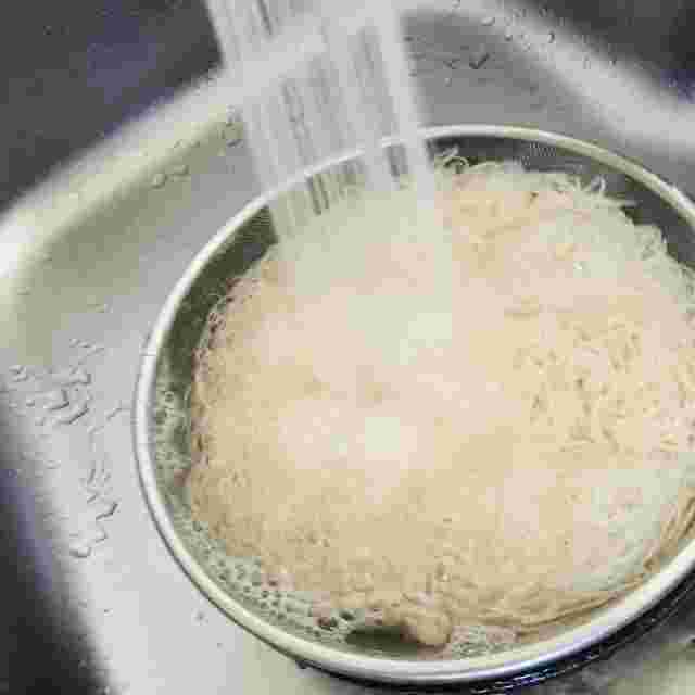 ごま油そうめん・そうめんを水でしめている写真