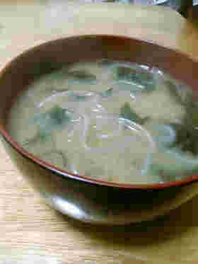 糸こんにゃくとわかめの味噌汁