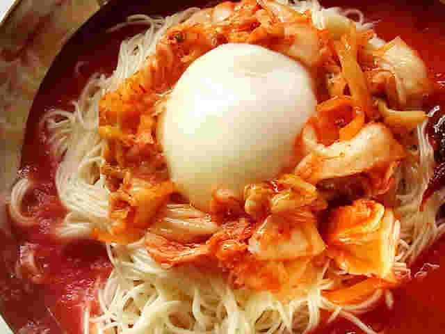 トマトジュースのキムチそうめん