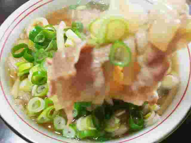 白菜を使ったうどん料理が器に盛られている様子