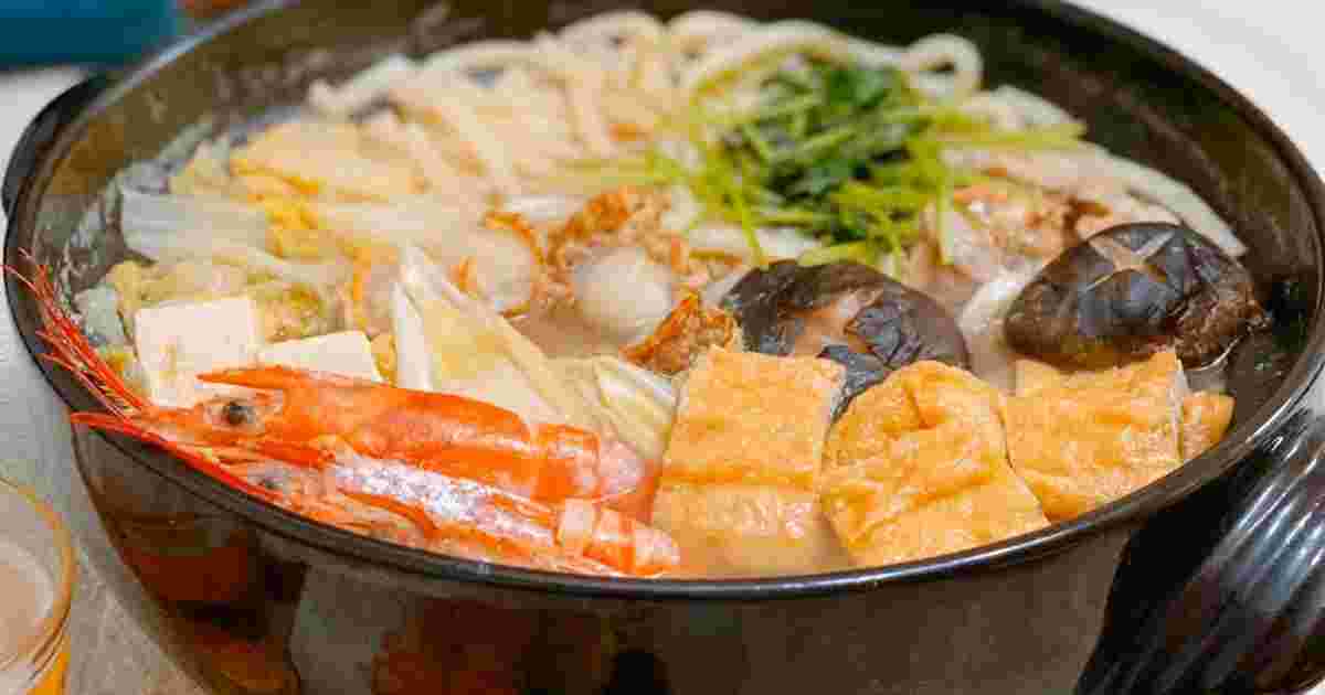 白菜と魚介のうどんすきが土鍋に入っている様子