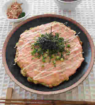 明太マヨソースのお好み焼き