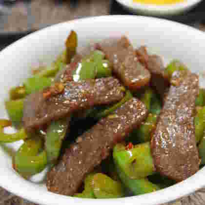 ピーマンとこんにゃくを回鍋肉風に炒めたもの