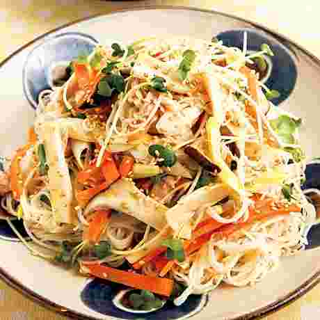 野菜とツナ缶をマヨネーズで和えてチャンプルー風にしたそうめんサラダ
