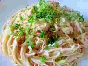 マヨネーズとしょうゆで和えてねぎとごまを散らしたそうめん