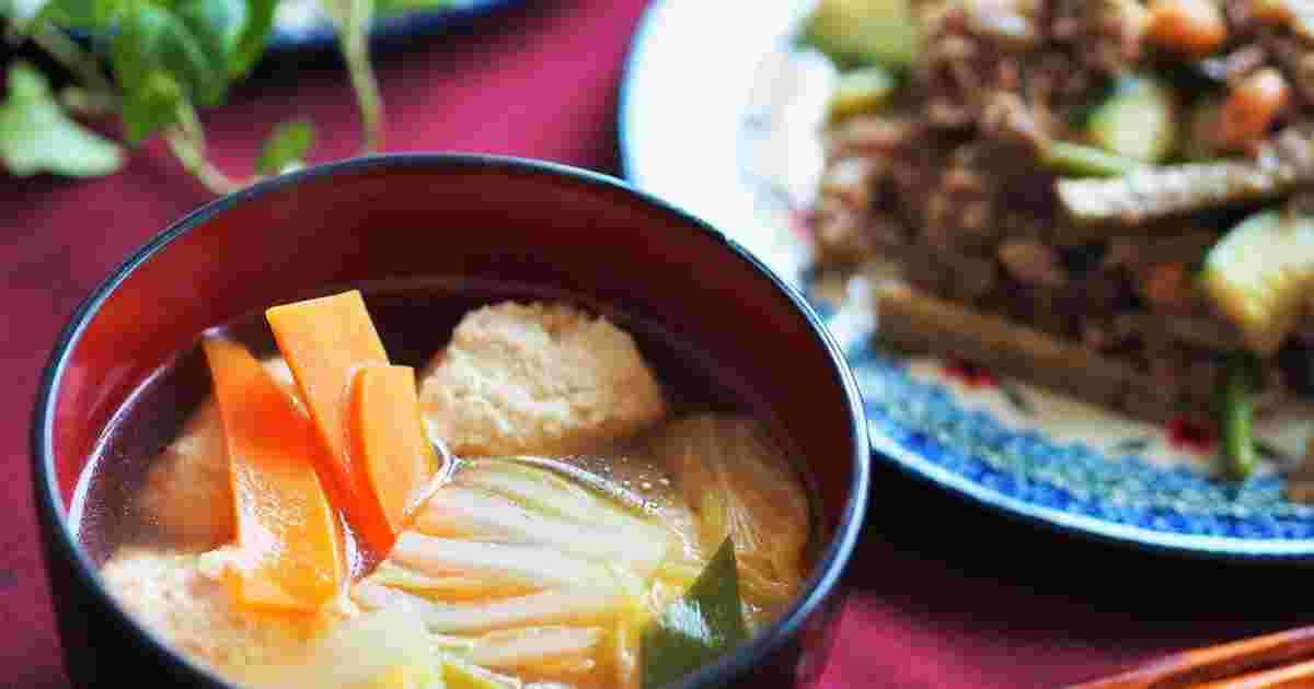 鶏団子と白菜を使った豆腐のお吸い物