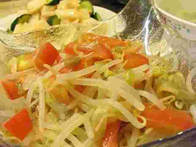 ごま油で和えるだけのもやしとトマトとザーサイのナムル