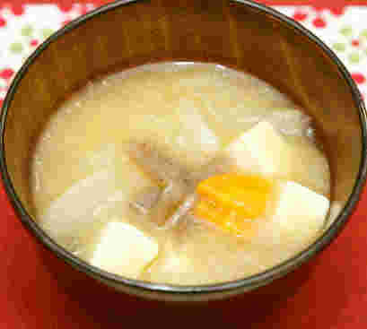 こんにゃくと豆腐を使った具だくさん味噌汁のレシピ