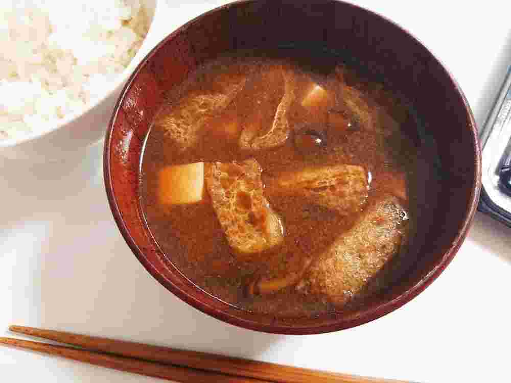 なめこと豆腐と油揚げの味噌汁のレシピ