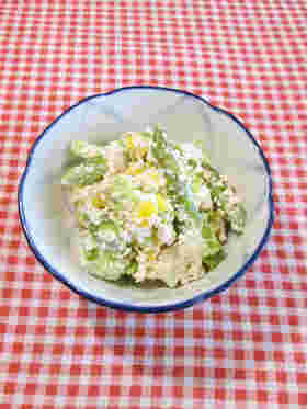 豆腐で作ったレタスとアスパラの洋風白和え