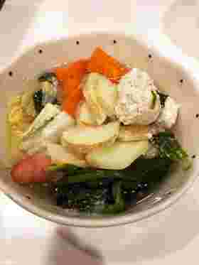 白菜とじゃがいもを使ったレシピで作る鶏団子鍋