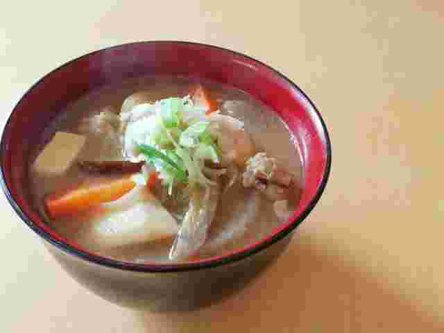 豚肉と人参が入ってる味噌汁のレシピ