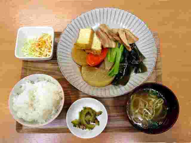 人参と厚揚げレシピを活用した定食