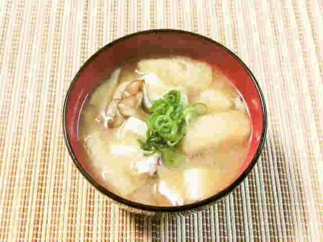 豆腐を使った味噌汁がお椀に入っている様子