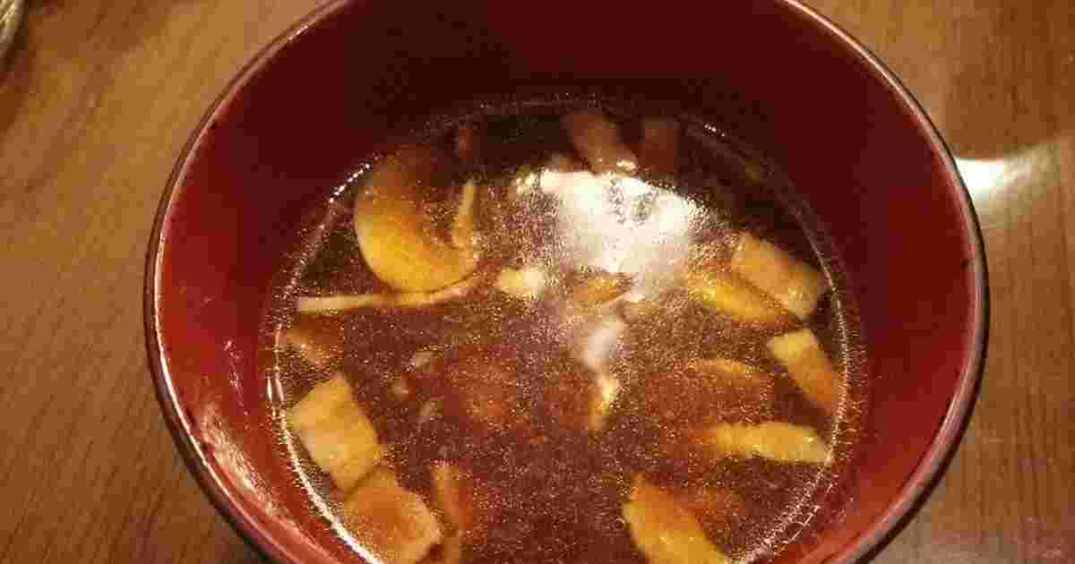 トマトの酸味とベーコンの旨味が加わったマッシュルームとトマトの味噌汁