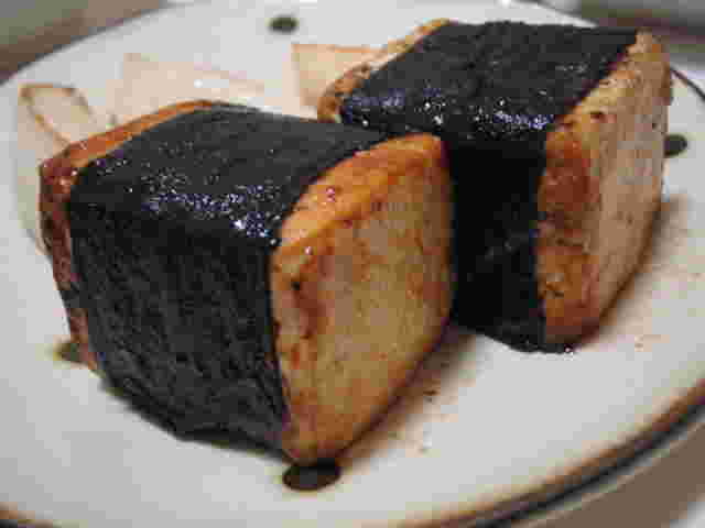 海苔を巻いて焼き上げた食べ応え抜群の海苔巻き豆腐の照り焼き