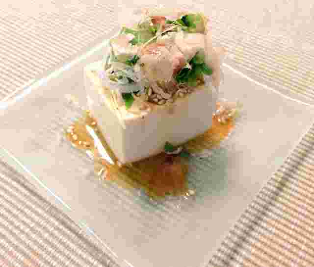 ガラスの器に盛られたしらすが乗った豆腐