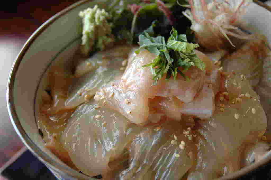 ドライブイン潮風のヒラメのヅケ丼