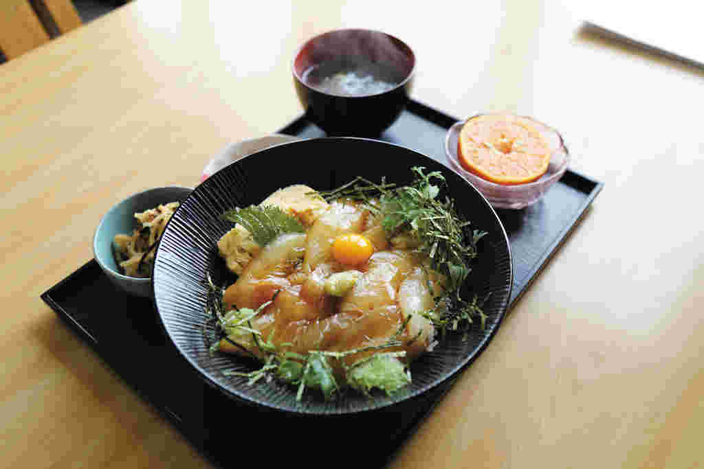 食事処波真夕のヒラメのヅケ丼