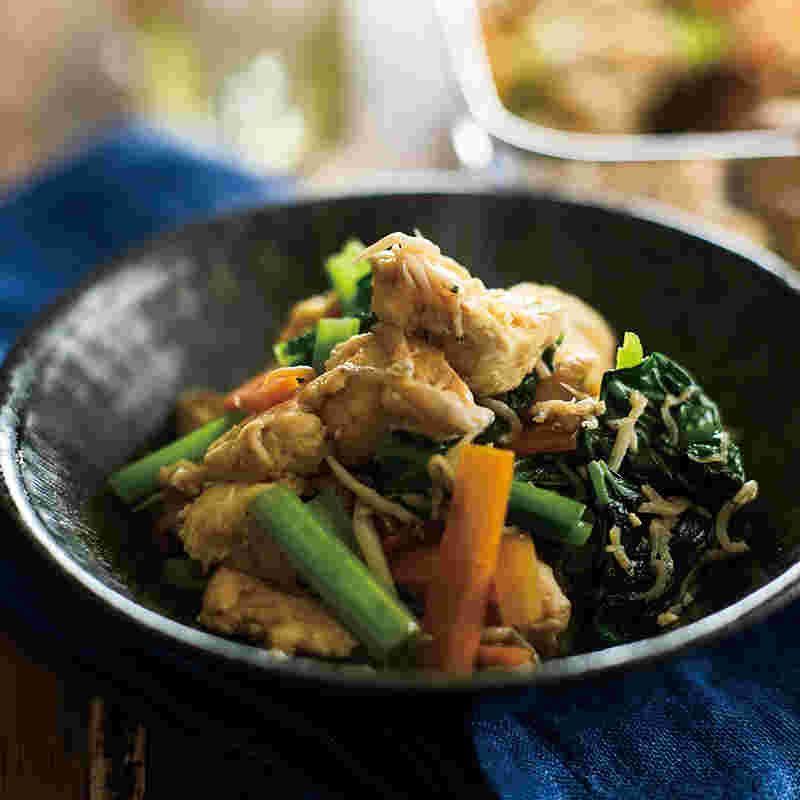 黒い器に盛られたしらすの炒り豆腐