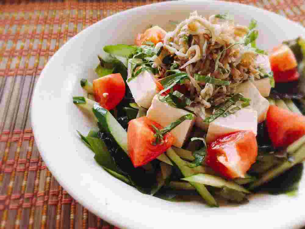 白い皿に盛られている豆腐としらすのさっぱりサラダ