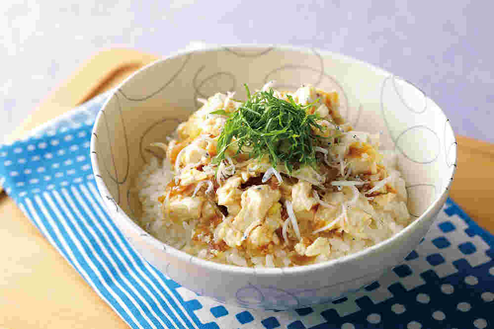 白い器に盛られたしらす豆腐丼