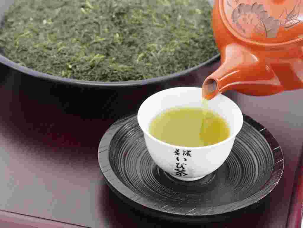急須に注がれる美濃いび茶