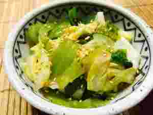 もう一品欲しい時にすぐ作ることができるチンゲン菜と白菜のポン酢ごま油和え