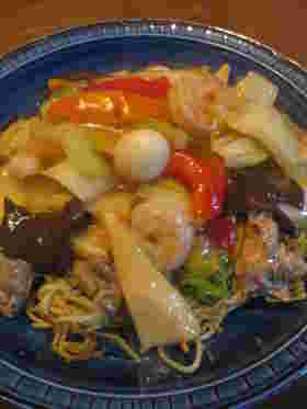 人参などの野菜とエビ、きくらげ、うずら卵などを入れた五目あんかけ焼きそば