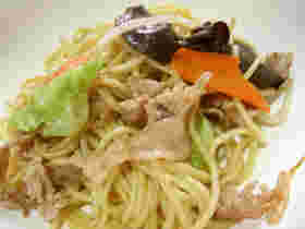 人参、キャベツ、豚肉などを具材にしょうゆで味付けした焼きそば
