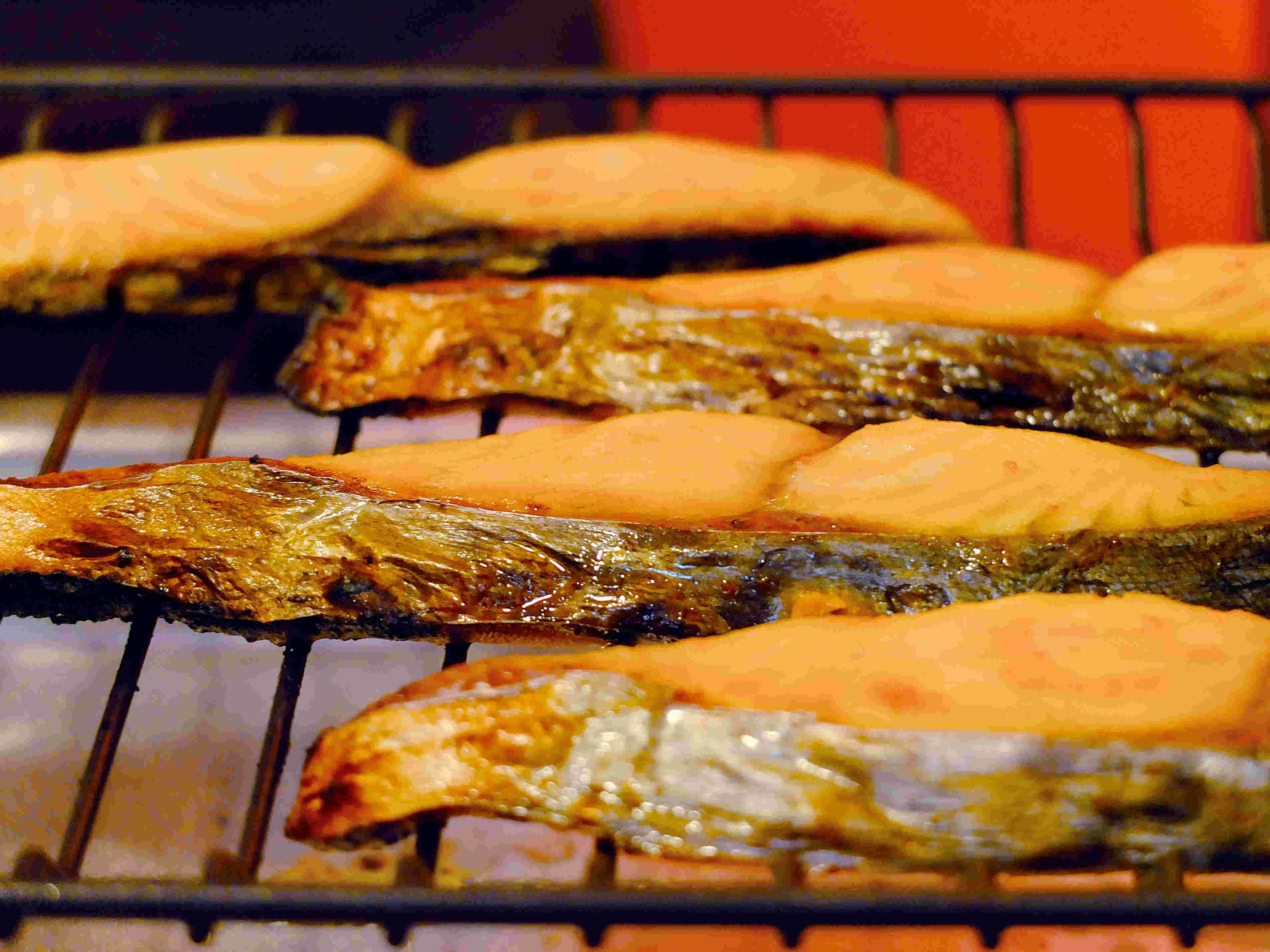 グリルで焼く鮭の塩焼き