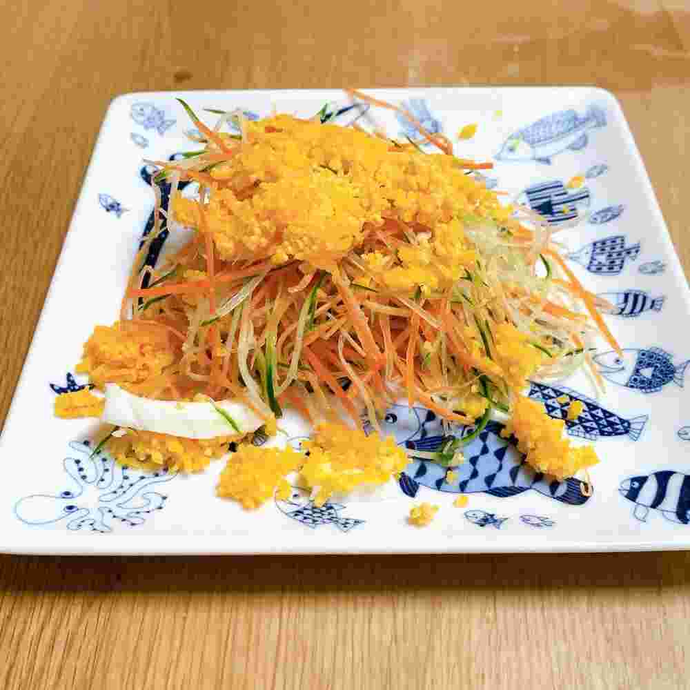 副菜レシピでおすすめなきゅうりと人参のミモザサラダ