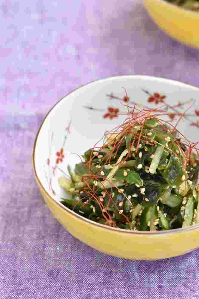 黄色の器に盛られた作り置きできるおつまみのワカメときゅうりのごまナムル
