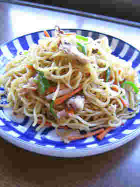 人参やピーマンなどの野菜やベーコンで作るバター醤油味の焼きそば