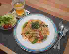 旬野菜と新玉ねぎ、ベーコンを使ったパスタ