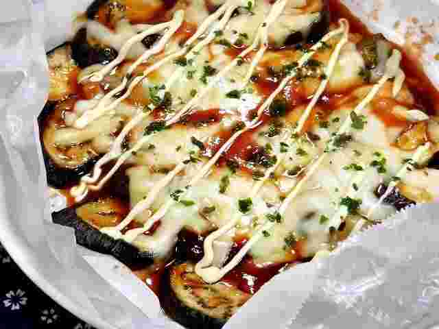 フライパンで焼き上げる簡単なすのチーズ焼き