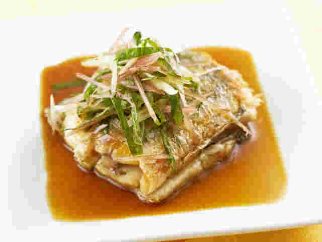 みょうがをたっぷり乗せたポン酢味の太刀魚の塩焼き