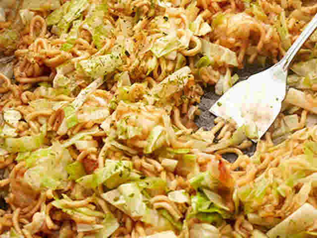 市販の焼きそばで作るホットプレートでパーティもんじゃ焼そば